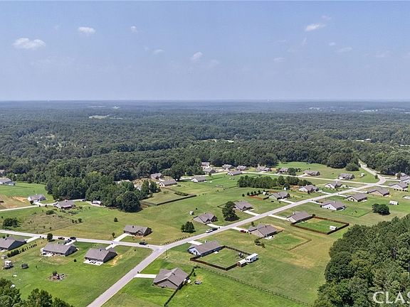 4th image of 320 Highlands Drive