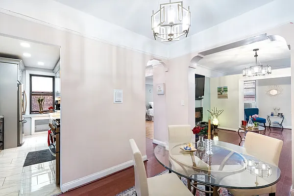 Sold by RE MAX Team | media 28