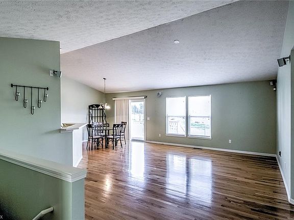 3rd image of 696 Cornell Dr