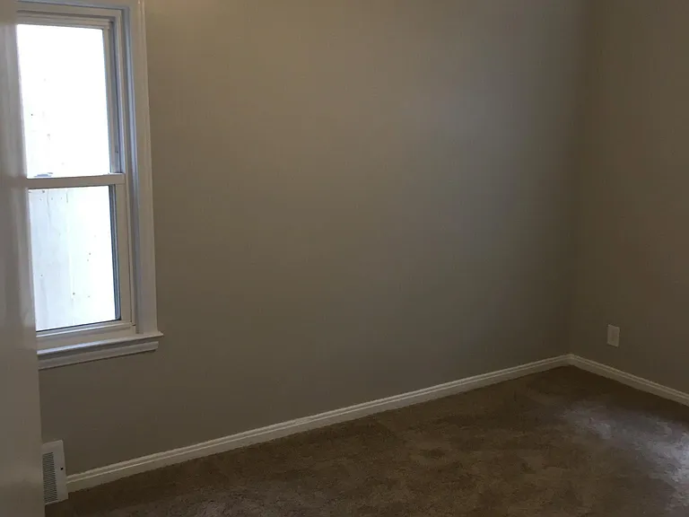 23315 Tawas Ave — Photo 9