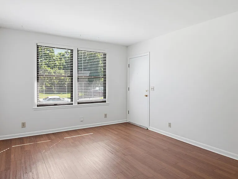 316 Lorna Dr — Photo 9