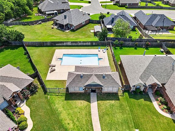 5th image of 11021 Larkin Ln
