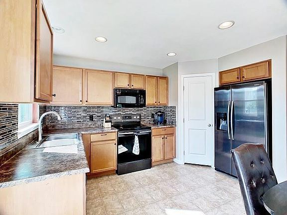 3rd image of 15266 Harmon Pl