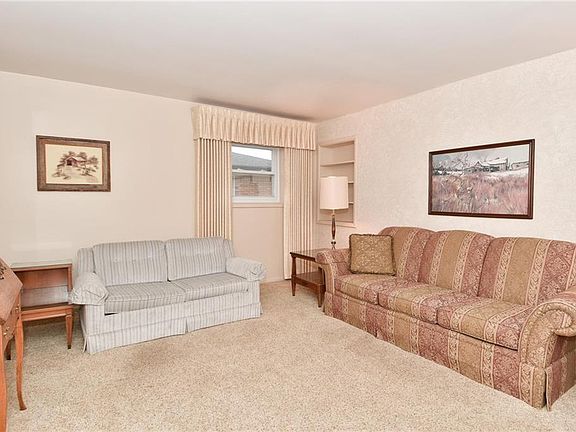 3rd image of 5603 Meadowood Dr