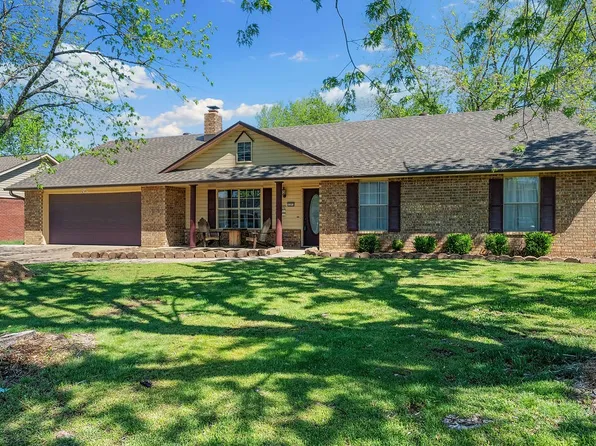 1205 W Geneva St, Rogers, AR 72758