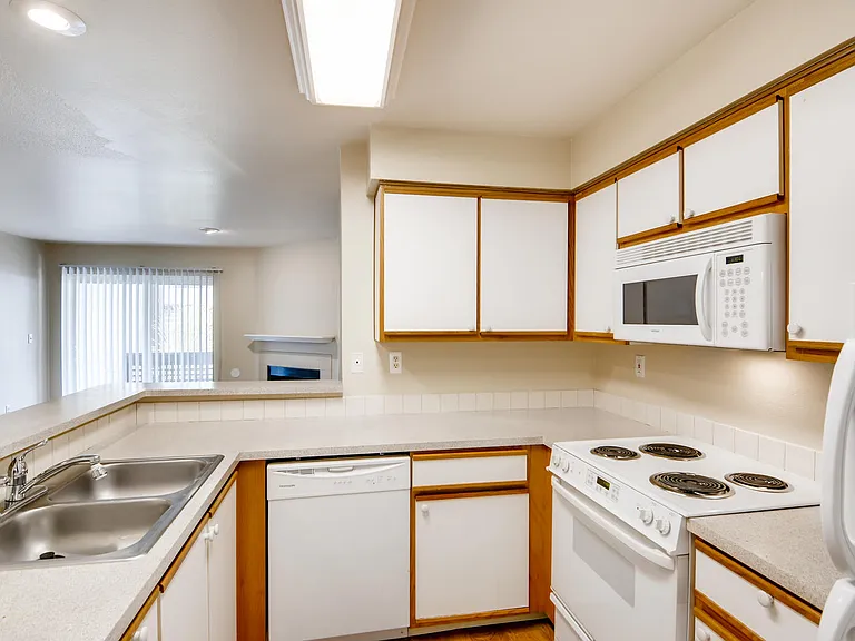 Stratford Apartments — Photo 14