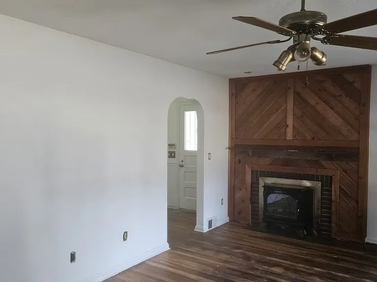 2465 N Jefferson Blvd — Photo 2