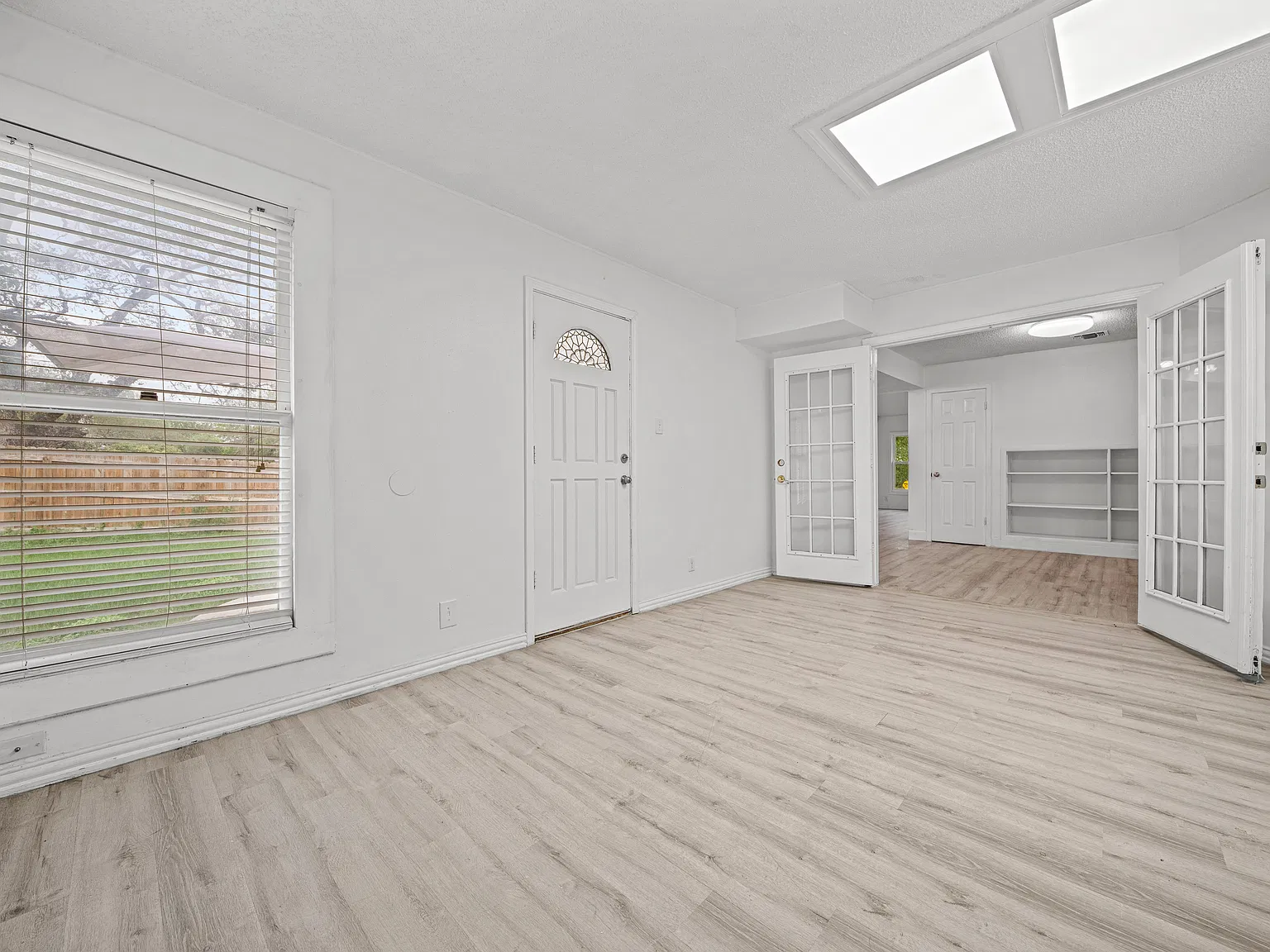 6 bed, 3255 sqft, $2,950 — Photo 4