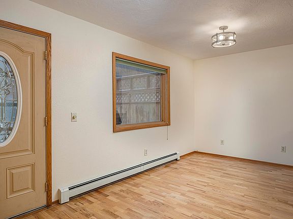 3rd image of 557 Goldstreak Rd