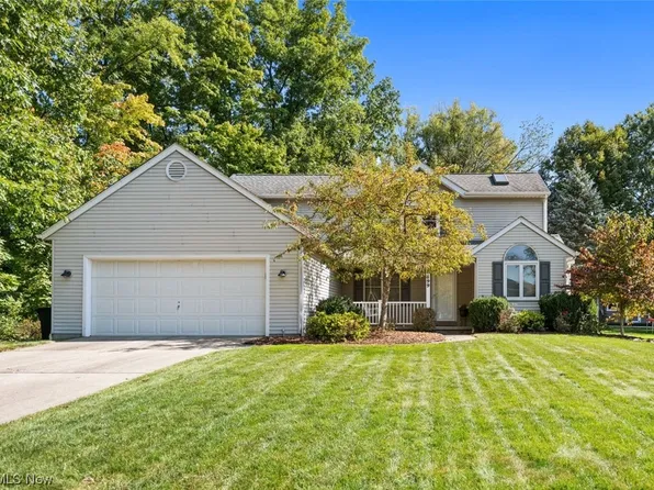 9899 Greenwich Dr, Strongsville, OH 44136