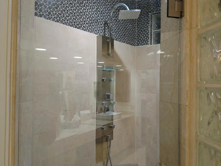 Large light filled shower with benches