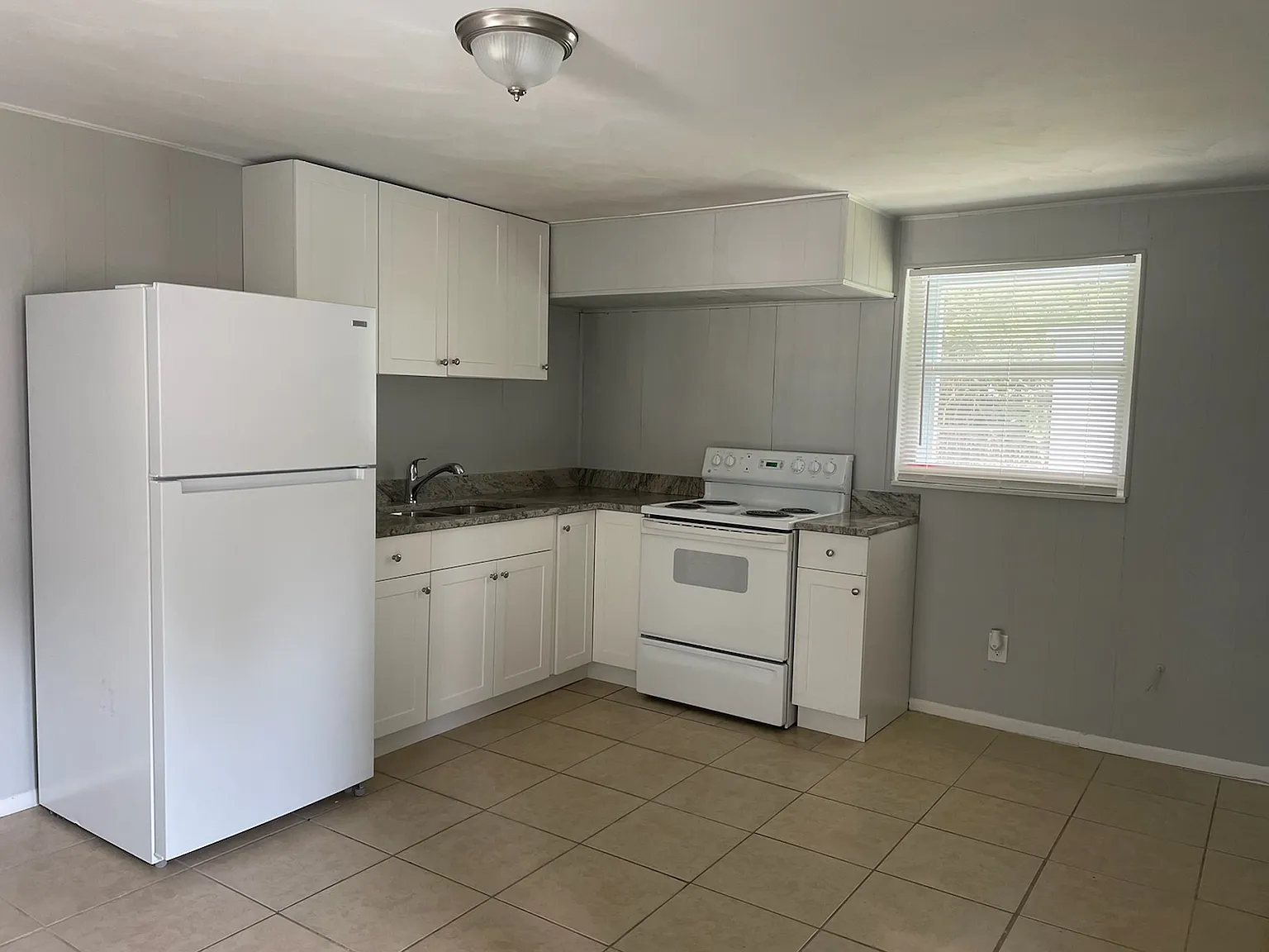 Half Deposit for Sept 1st Move in - 1 bedroom with 1 bath w/ driveway parking — Photo 2