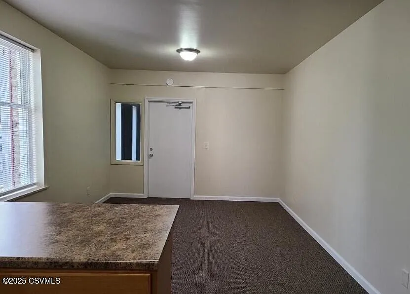 2 bed, 900 sqft, $1,600 — Photo 3