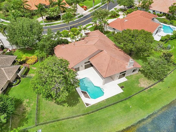 2nd image of 400 Alexandra Cir