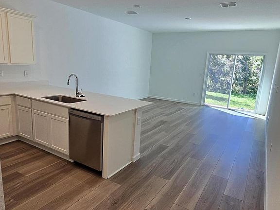5th image of 653 Holly Lakes Dr
