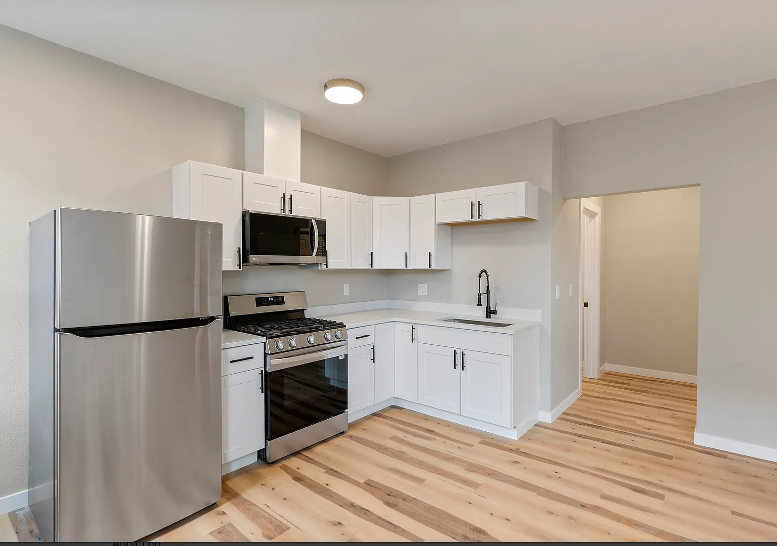 Sunnymot Apartments — Photo 2