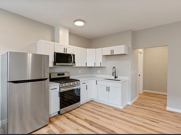 2nd image of 3433-3451 SE Belmont St #1