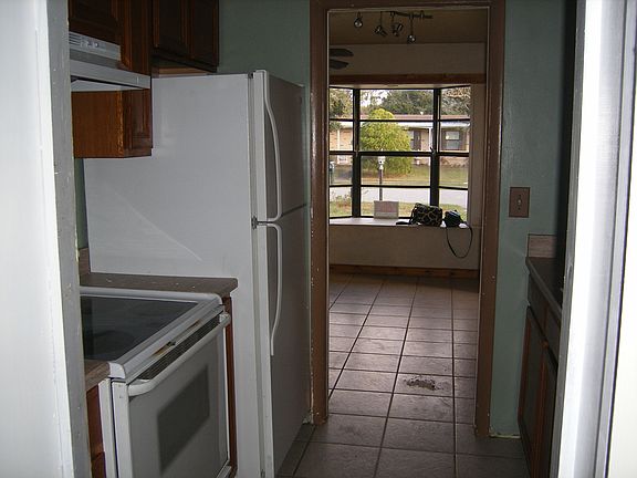 5th image of 962 N Village Dr