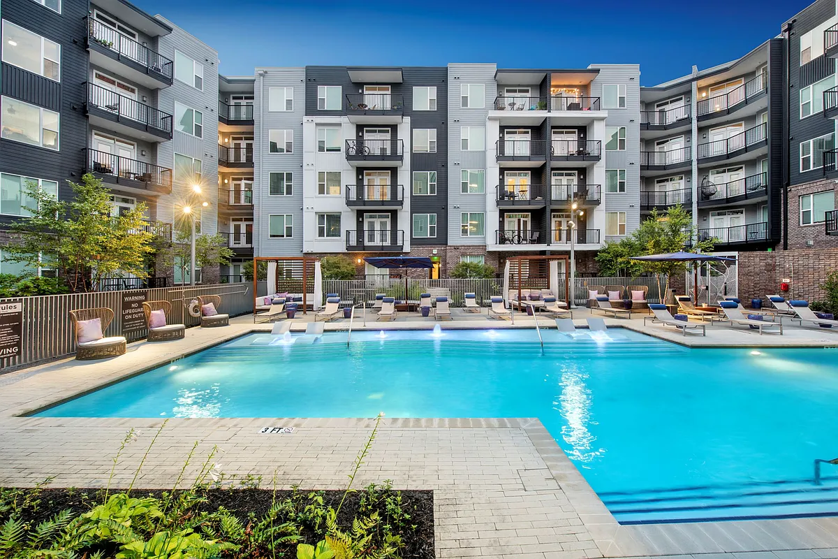 Resort-style pool - Glenn Perimeter