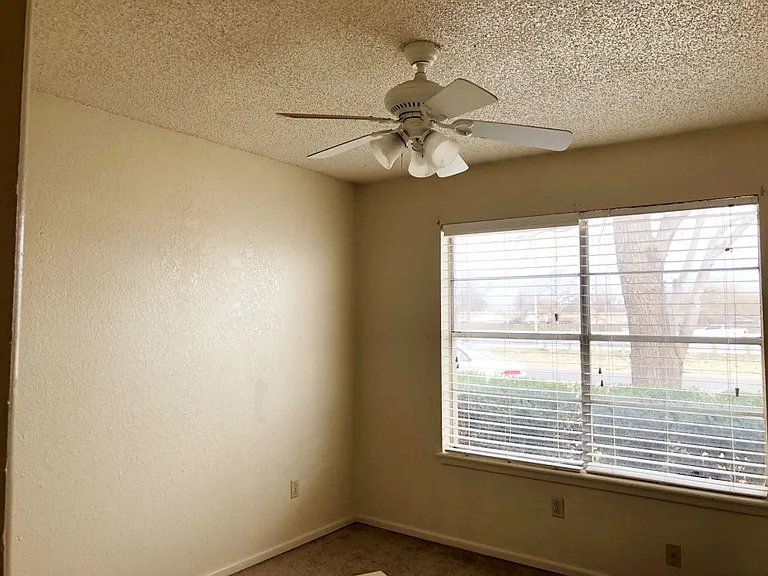2121 S Loop 289 #B — Photo 10