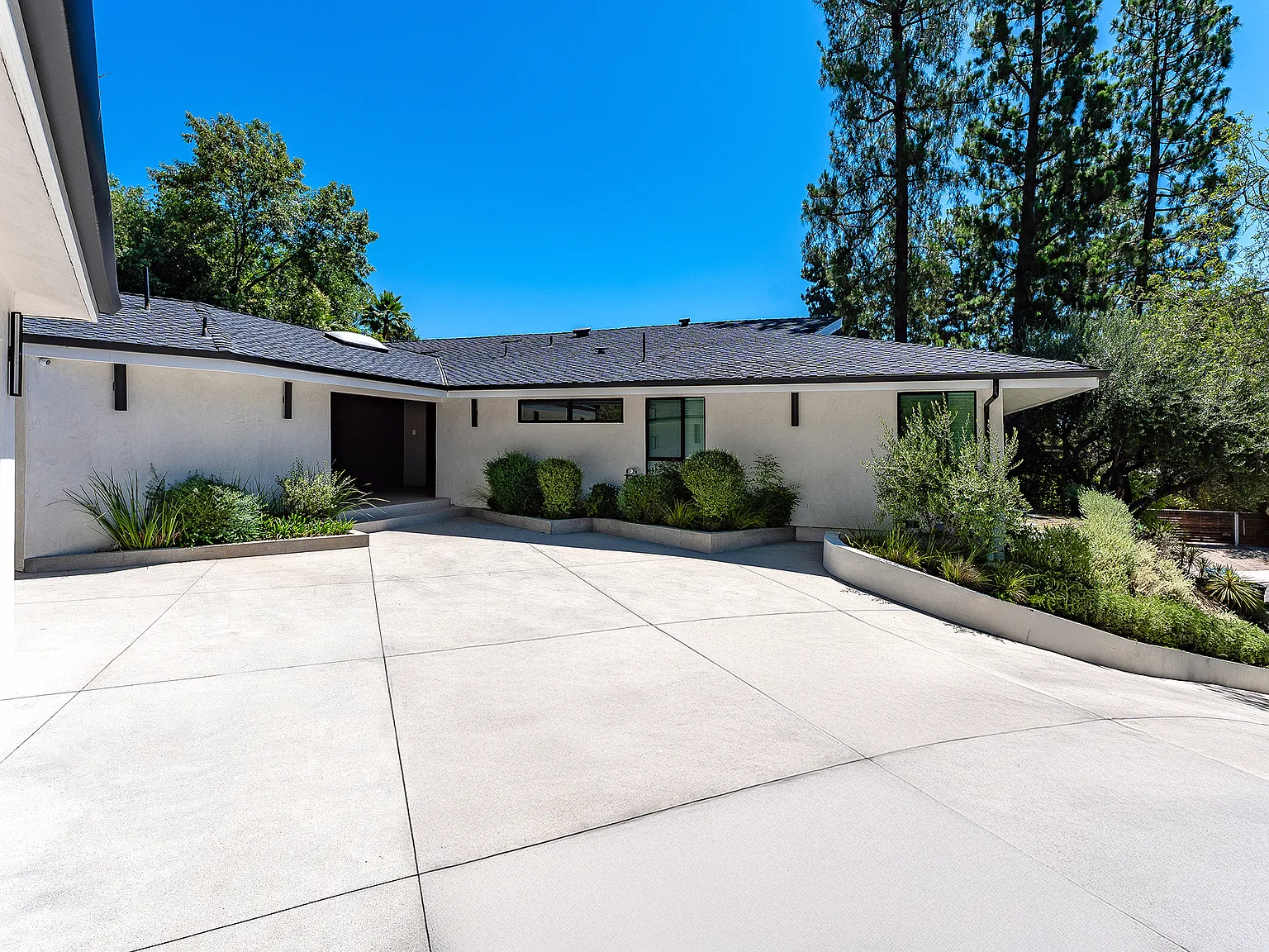 5 bed, 5.5 bath, 4193 sqft, $21,000 — Photo 2