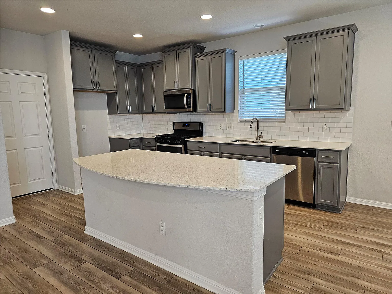 4 bed, 2.5 bath, 2026 sqft, $2,325 — Photo 3