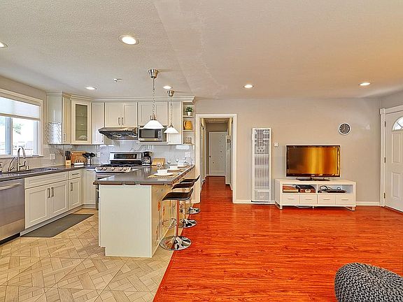 5th image of 227 Charles St