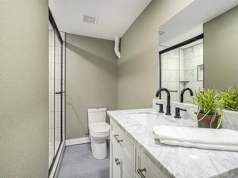 7423 State Line Rd — Photo 23