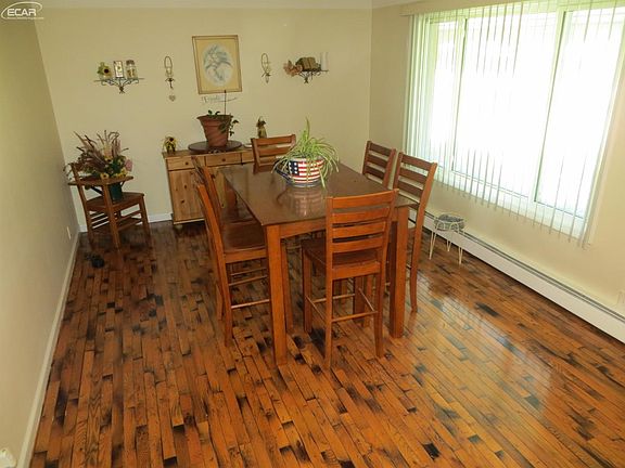 3rd image of 215 Maplewood Dr