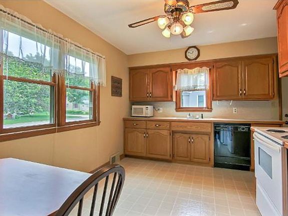 4th image of 1015 Marshall Ave