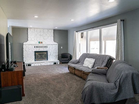 2nd image of 115 Horseshoe Ln