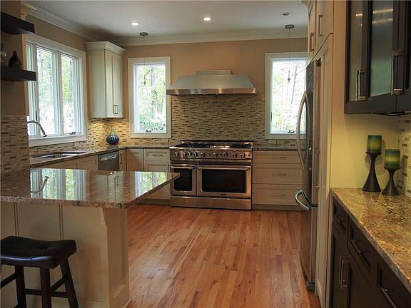3rd image of 537 Lakeshore Dr