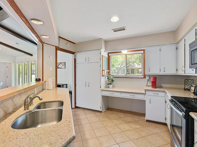 1217 Glade St — Photo 6