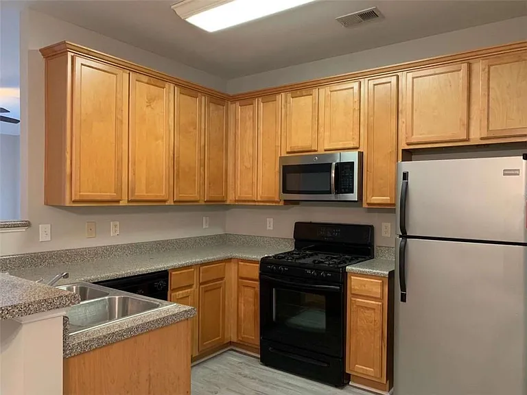 1743 Heights Cir — Photo 5