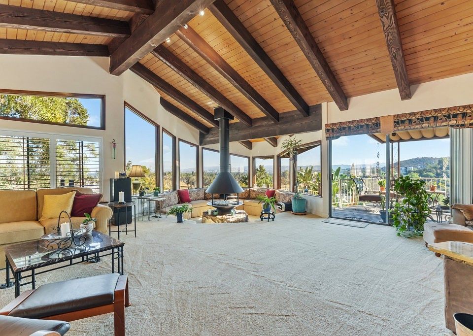 1st image of 23946 Oakmont Pl