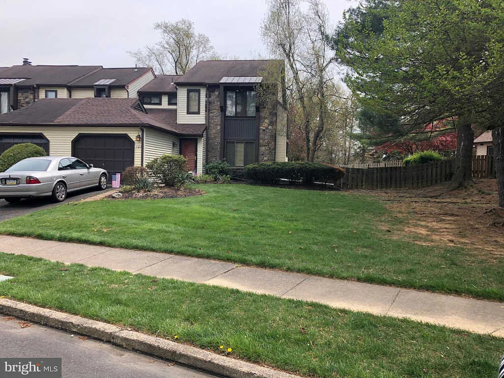 727 Chesham Turn photo 1