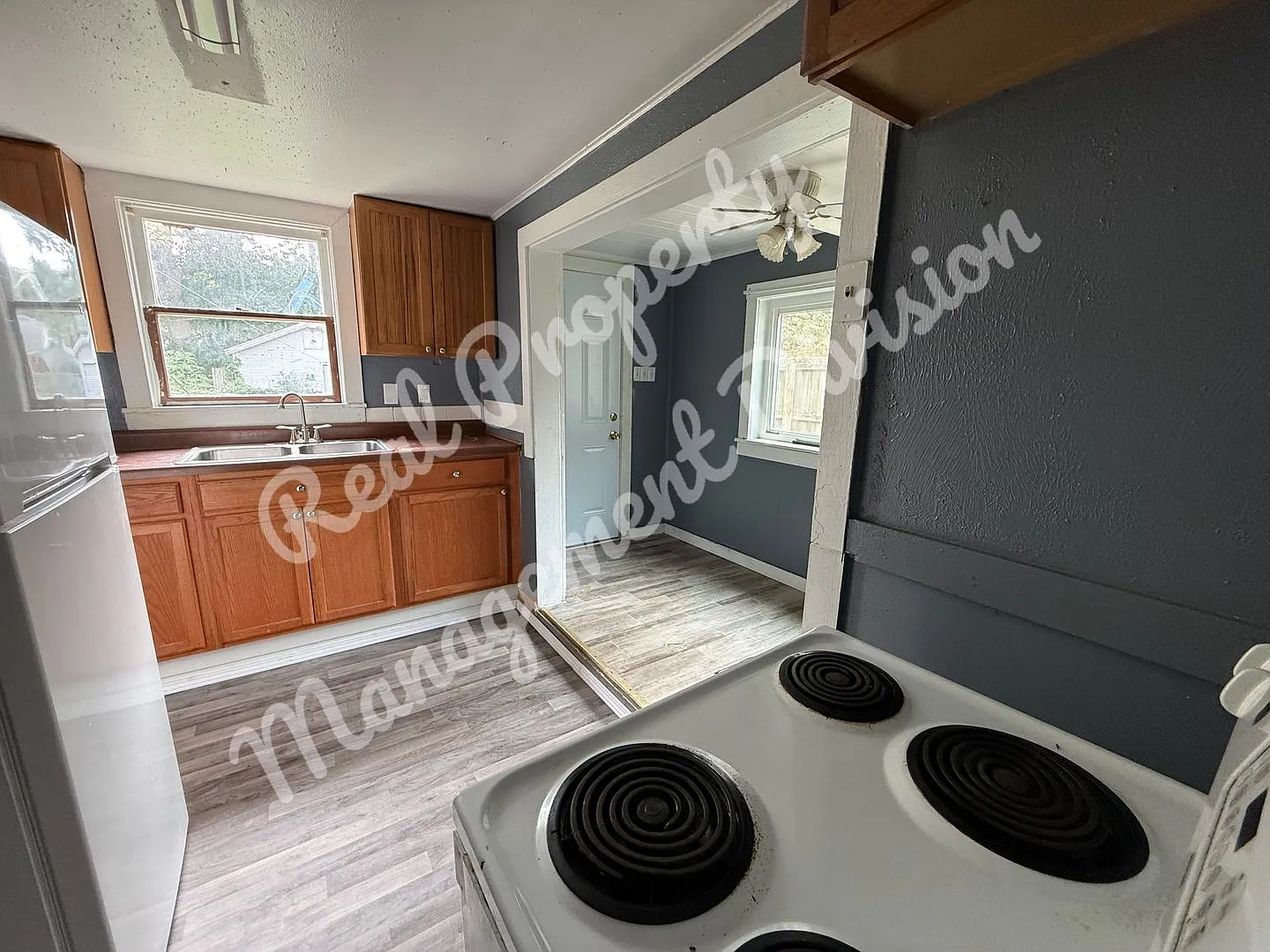 Charming 2-Bedroom with Sunporch and a Big Backyard — Photo 4