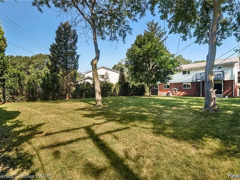 215 Woodsboro Dr — Photo 25