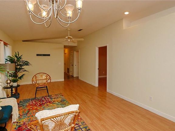 3rd image of 4407 Venice Dr