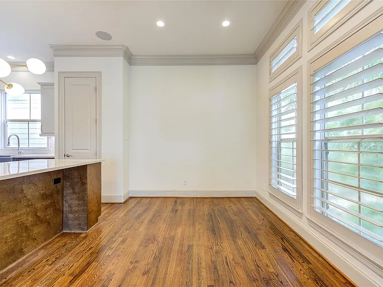 6302 Prague St — Photo 13