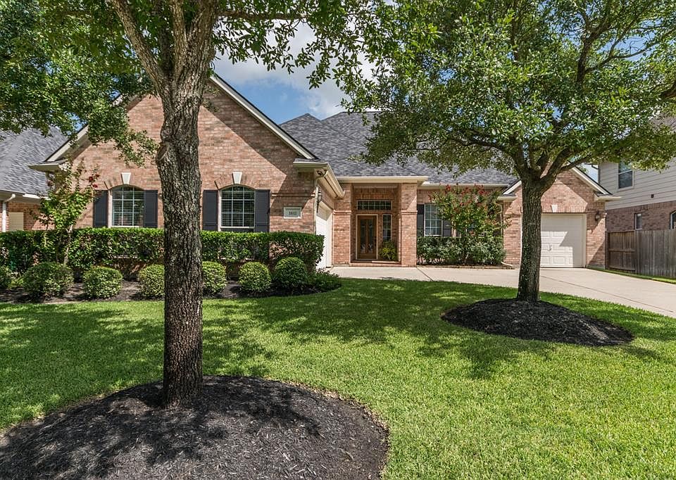 Welcome home ! Gorgeous Newmark home in the Hillcrest section.