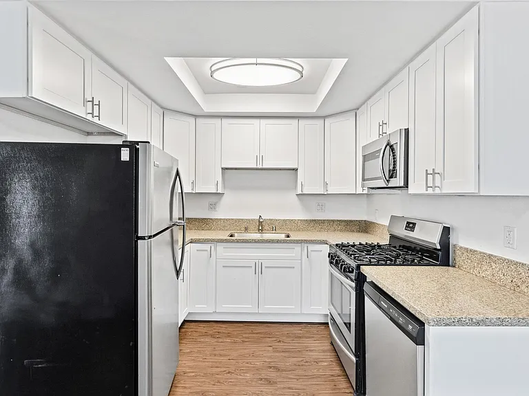Elmwood Apartments — Photo 44