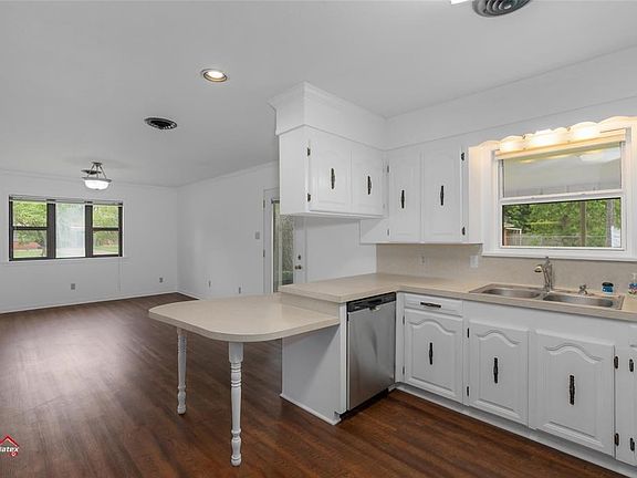 5th image of 1618 Success St