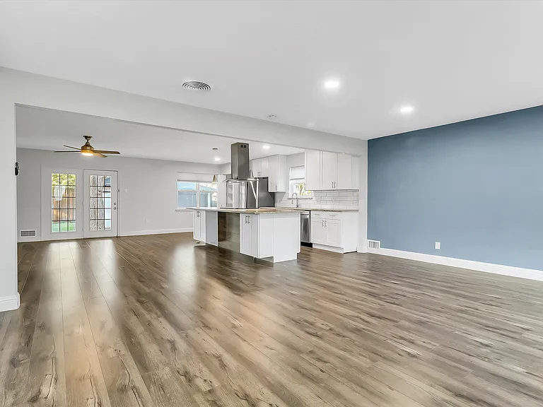 623 Greenleaf Dr — Photo 3