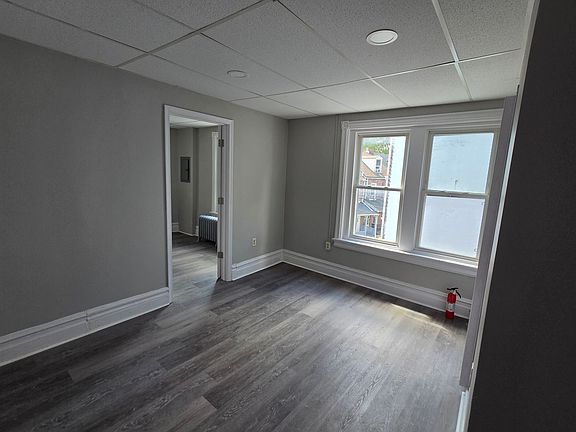 2nd image of 926-928 W Walnut St #3