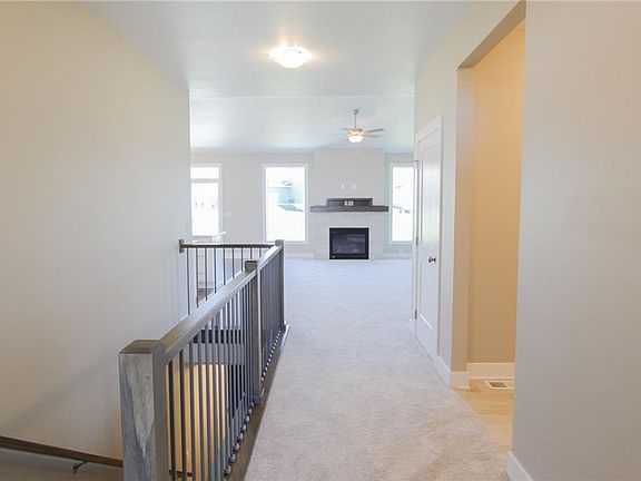 3rd image of 325 NW Gracewood Dr