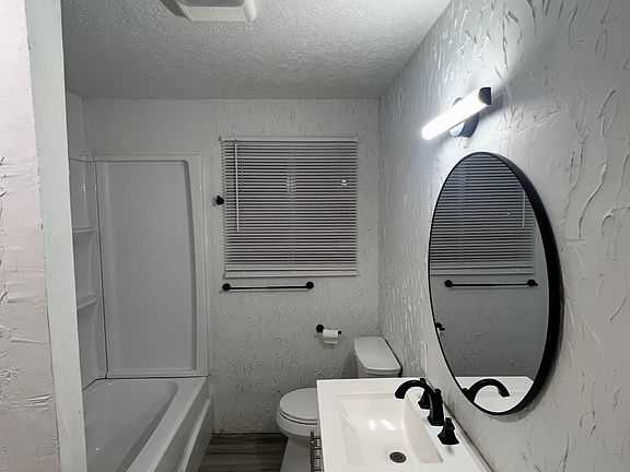 4th image of 812 W Elm St