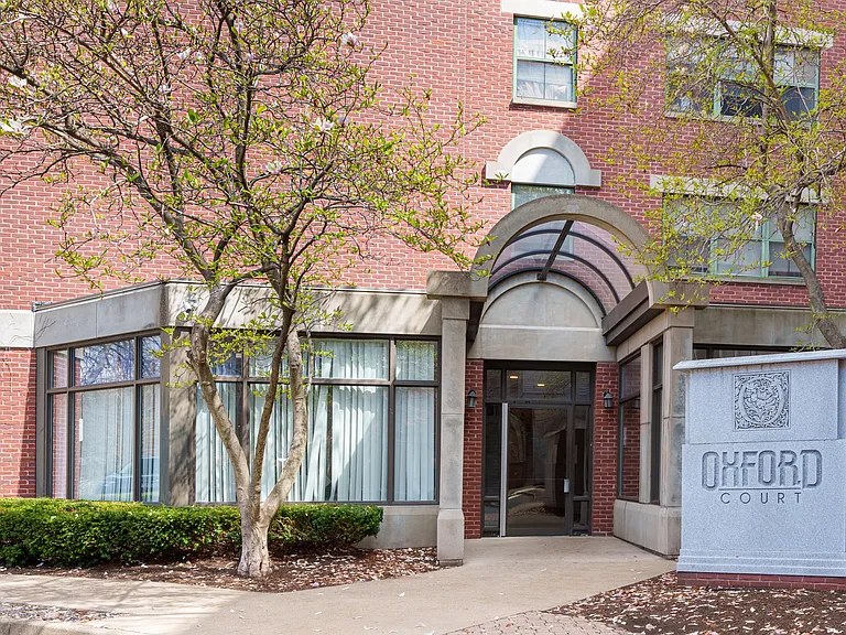 Oxford Court Apartments — Photo 1