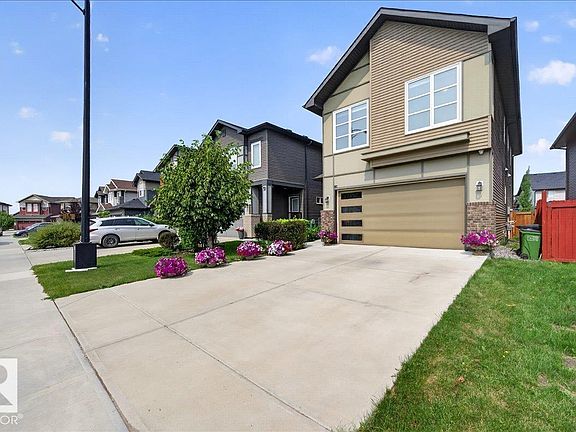 3rd image of 2709 Collins Cres SW