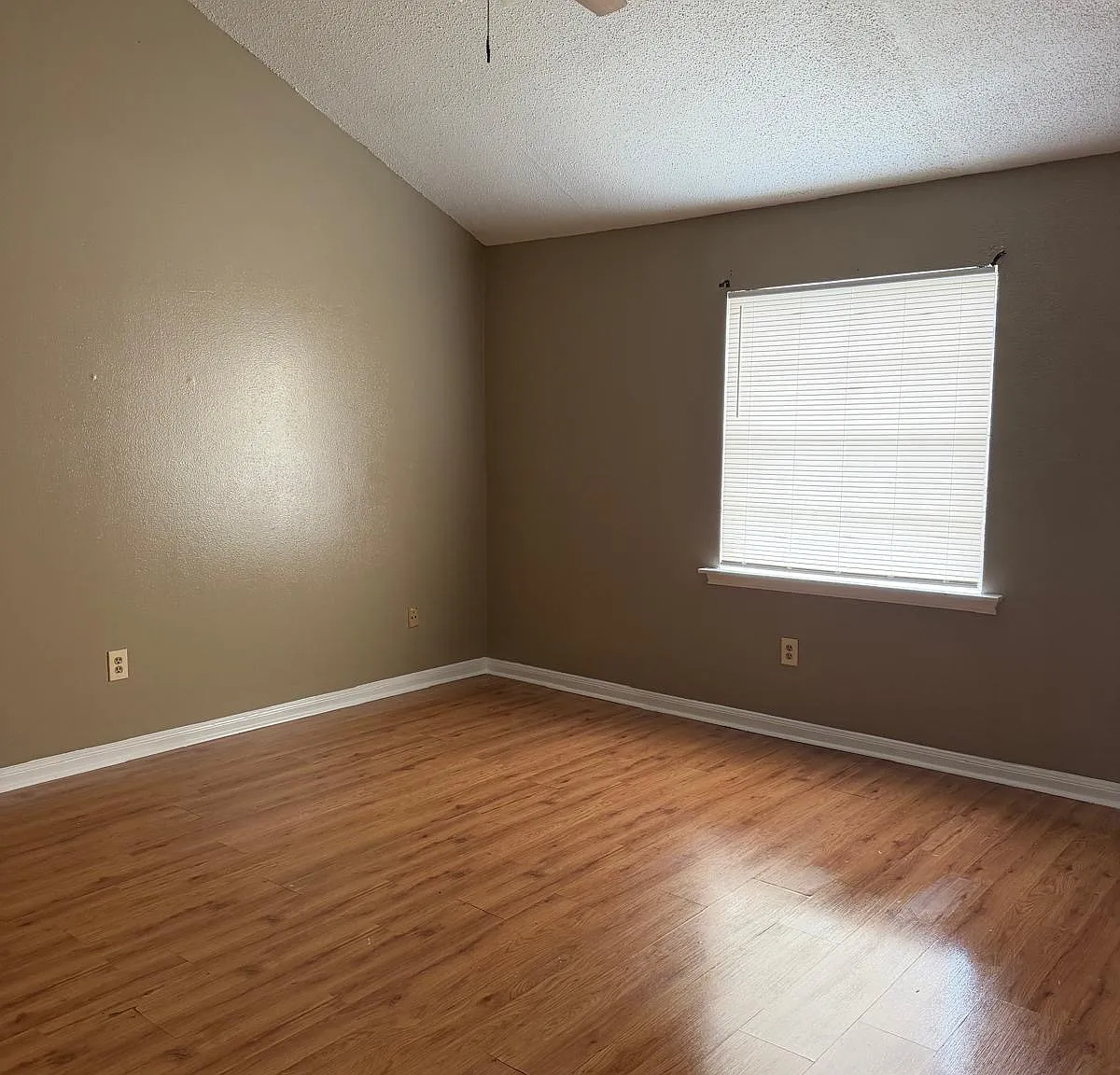 2 bed, 1.5 bath, 1400 sqft, $1,100 — Photo 3